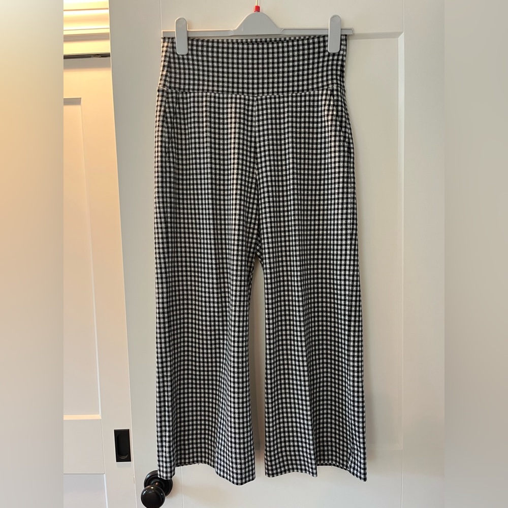 Cabi cropped ponte pants. New, never worn with out tags.